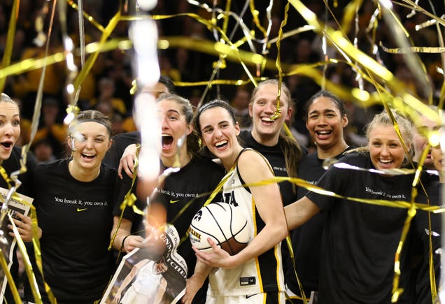 Caitlin Clark drops 49, breaks NCAA women's basketball scoring record