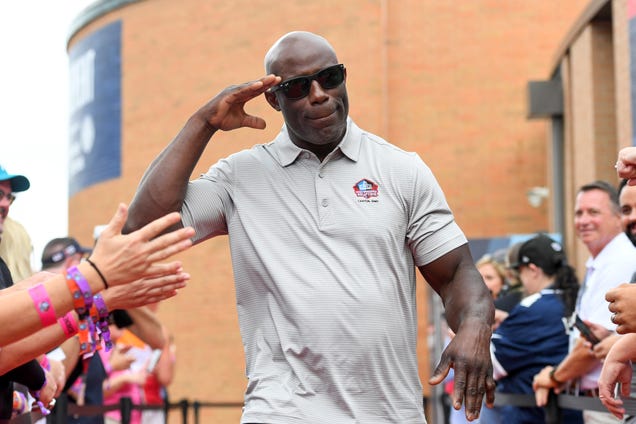United Airlines Bit Back at Terrell Davis and It Does NOT Look Good