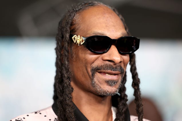 WATCH: Snoop Dogg Learns French During Cute Tea Party With Granddaughter