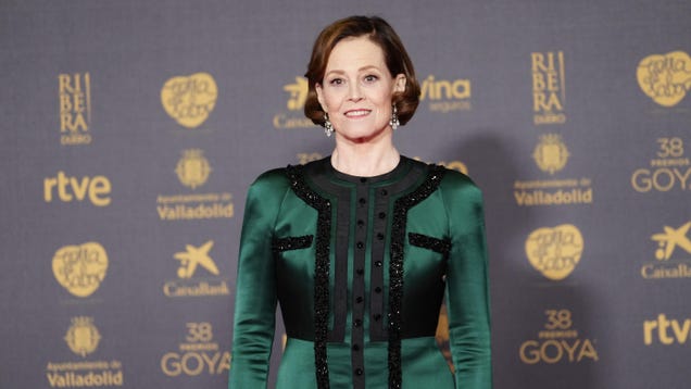 Sigourney Weaver is in talks to hang out with The Mandalorian & Grogu