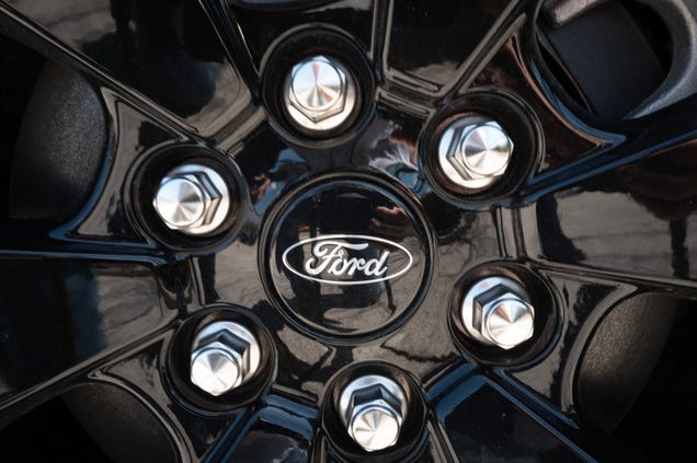 Ford cancels plans for 3-row electric vehicles and rejects its full-size electric truck