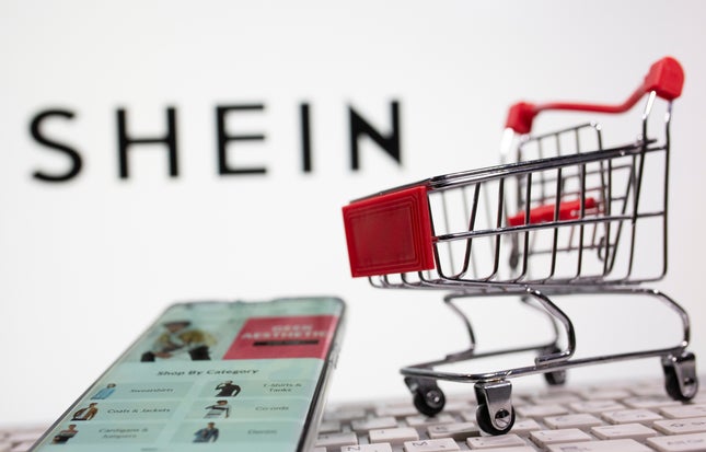Gambar untuk artikel berjudul China's E-Commerce Inroads kembali fokus di tengah 
