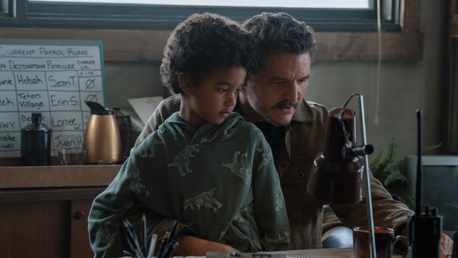 Joel senta -se com seu sobrinho Benji em seu colo.