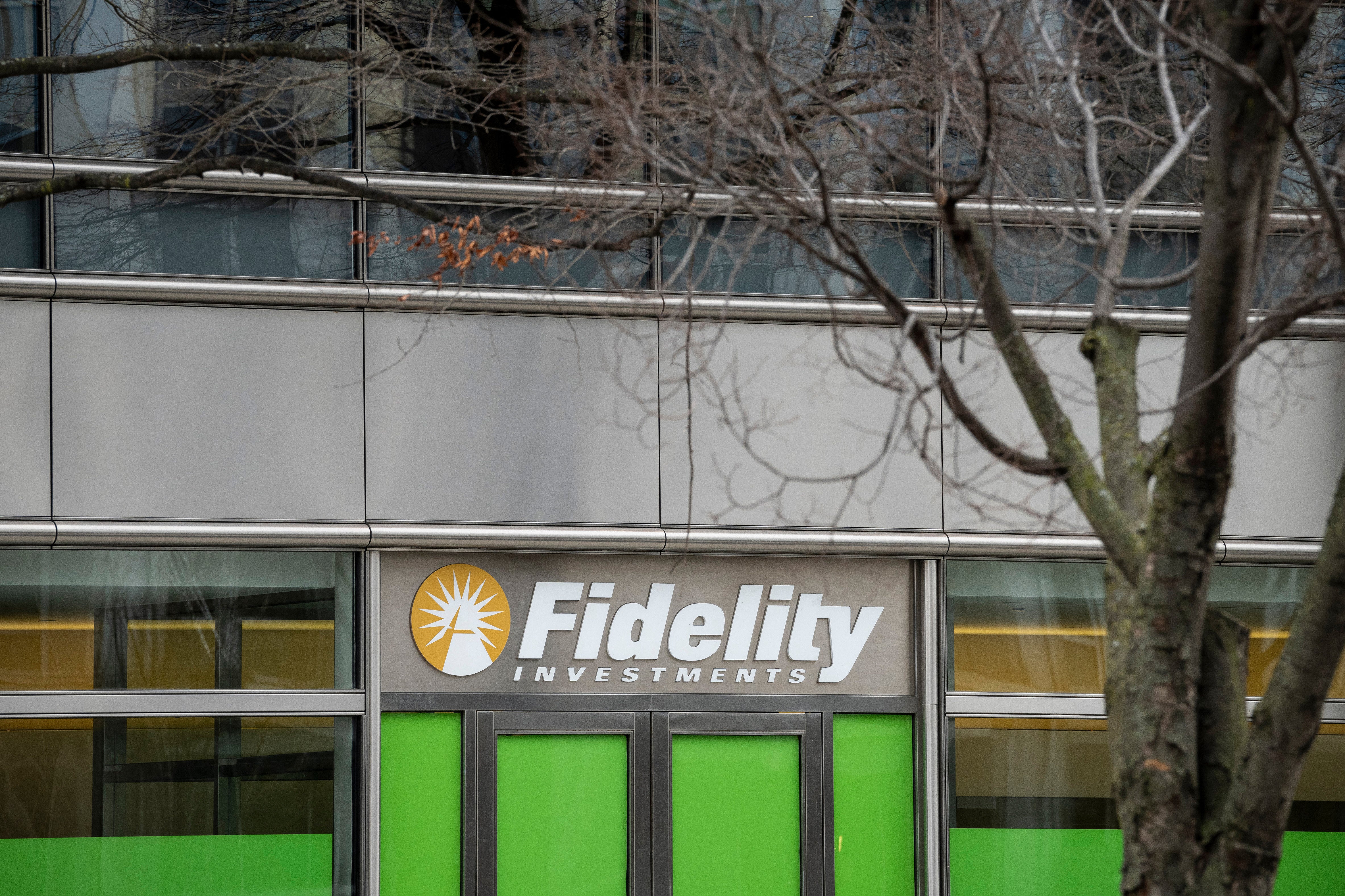 Image for Fidelity says 401(k) balances are falling — but Americans don't seem to be flinching