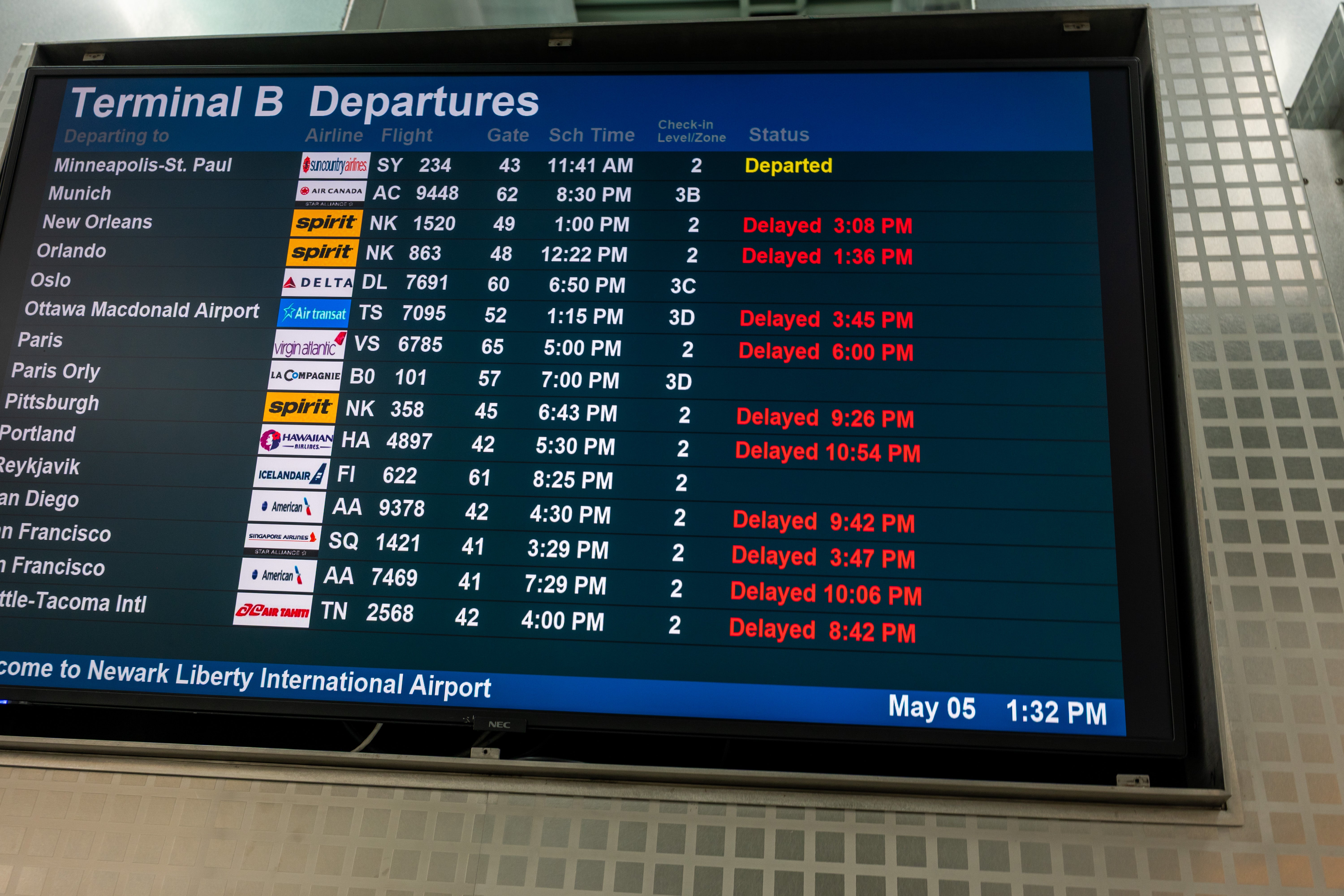 Image for Air traffic controllers at Newark Airport are on leave after experiencing a 'traumatic event on the job'