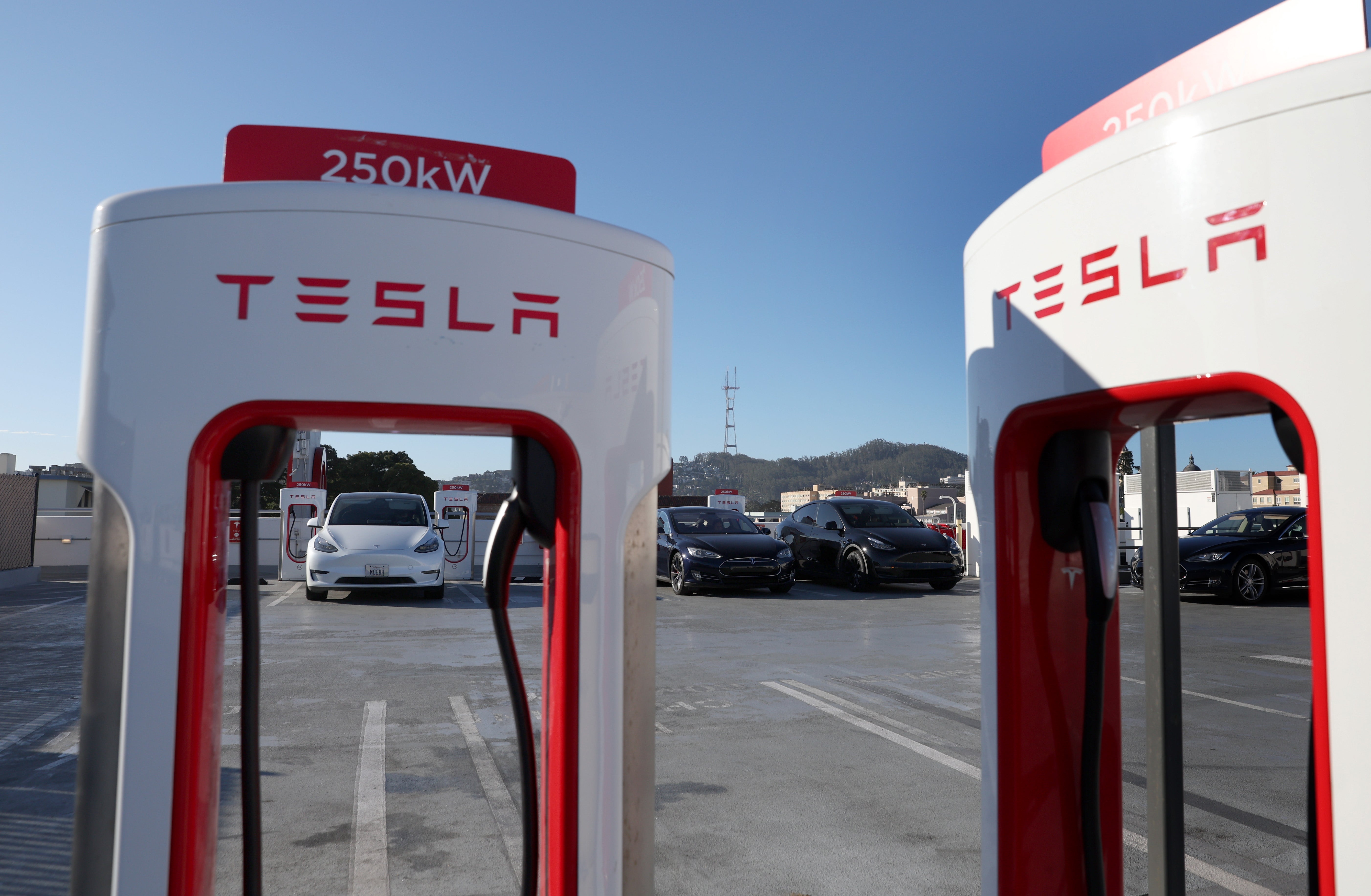 Image for Un fournisseur clé de Tesla supprime des emplois