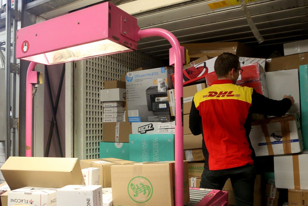 Image for DHL liefert einige Pakete aufgrund von Zöllen nicht in die USA