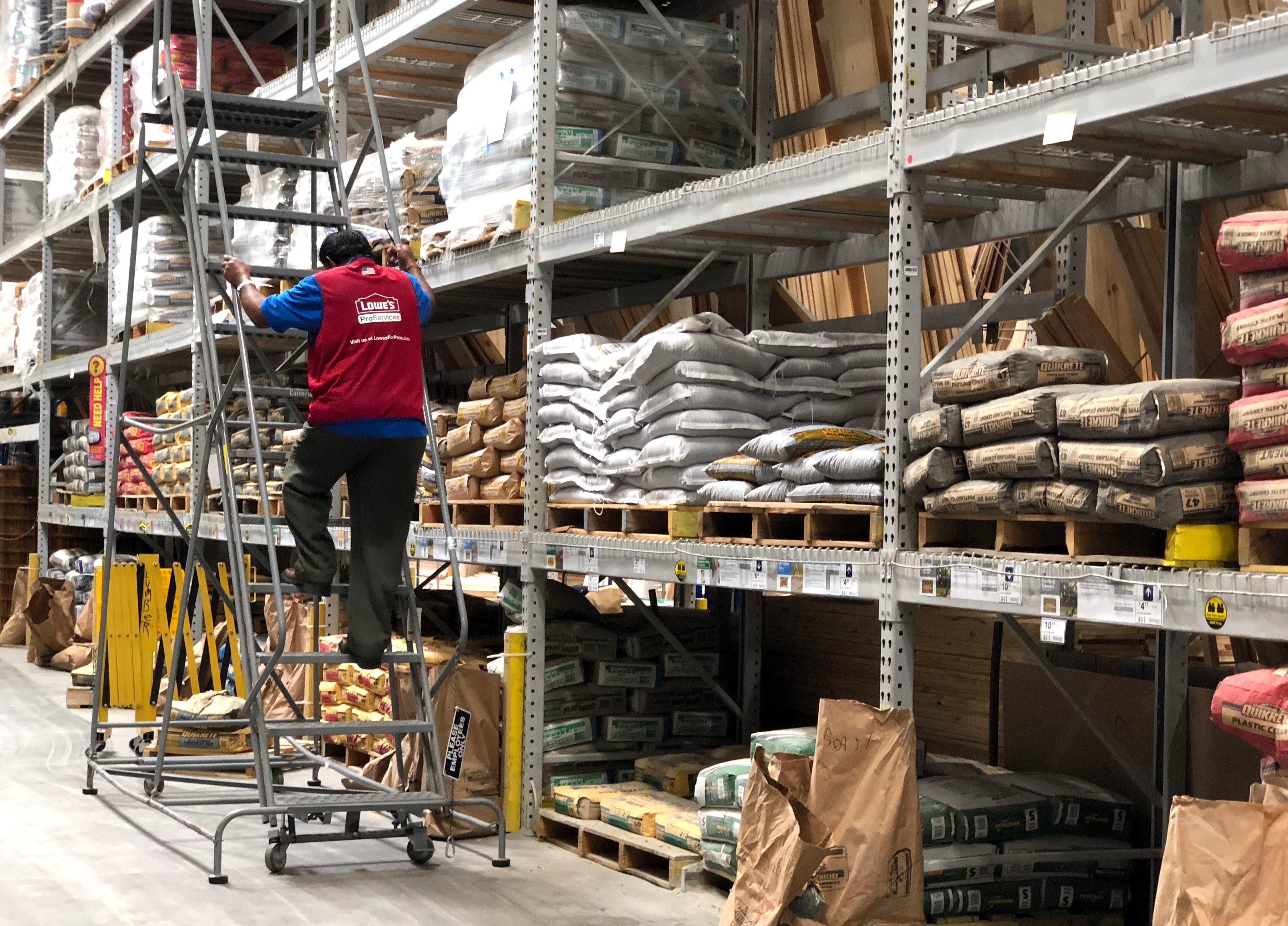 Image for Lowe’s supera a Wall Street en ganancias, incluso cuando el mercado inmobiliario se enfría
