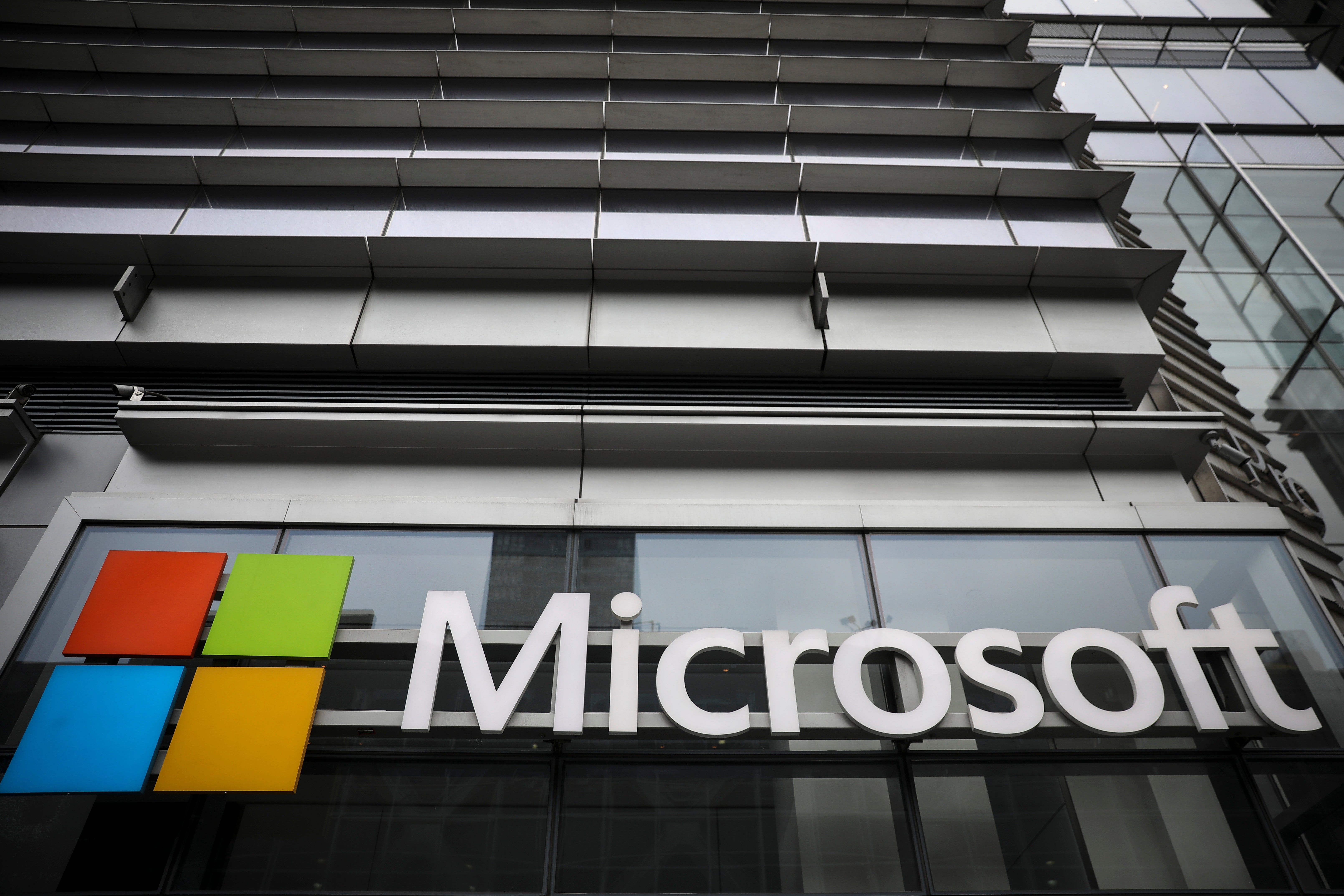 Президент Байден и Microsoft планируют создать центр обработки данных искусственного интеллекта на забытом заводе Foxconn